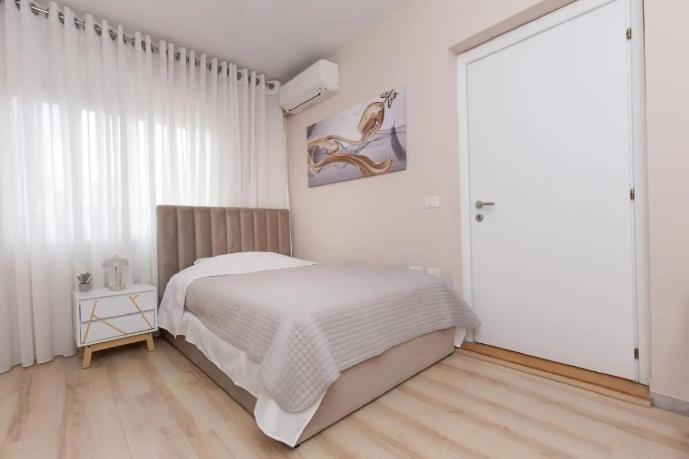 Chic & Serene Apartment-Your Relaxing Oasis 티라나 아파트