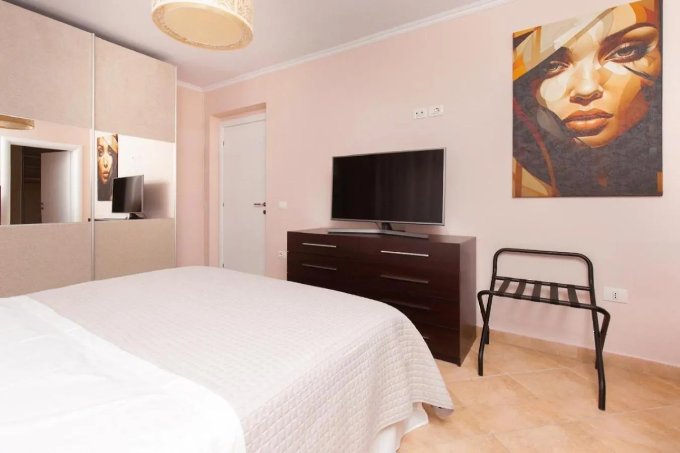 Chic & Serene Apartment-Your Relaxing Oasis 티라나