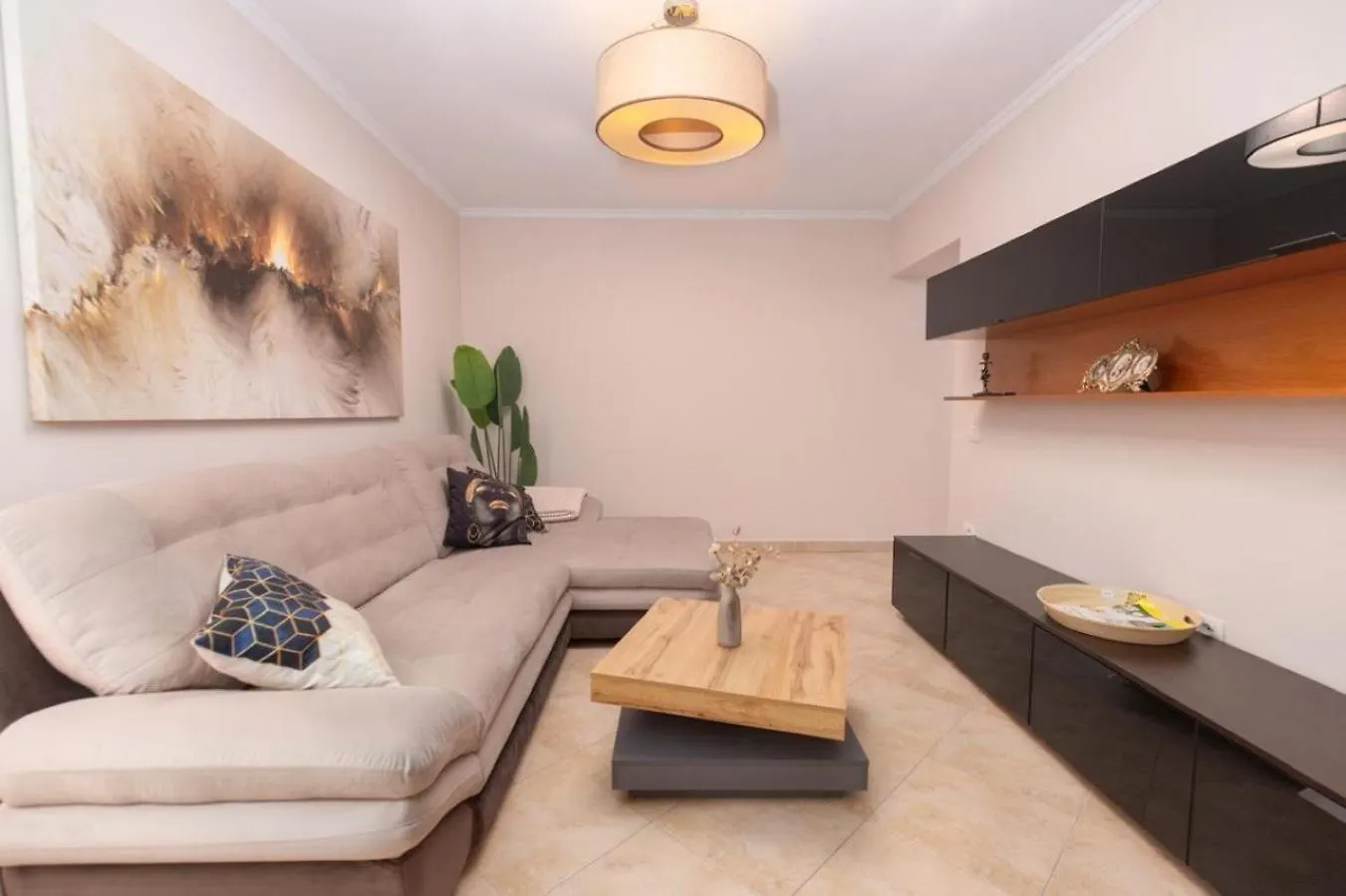 Chic & Serene Apartment-Your Relaxing Oasis Tirana Apartment